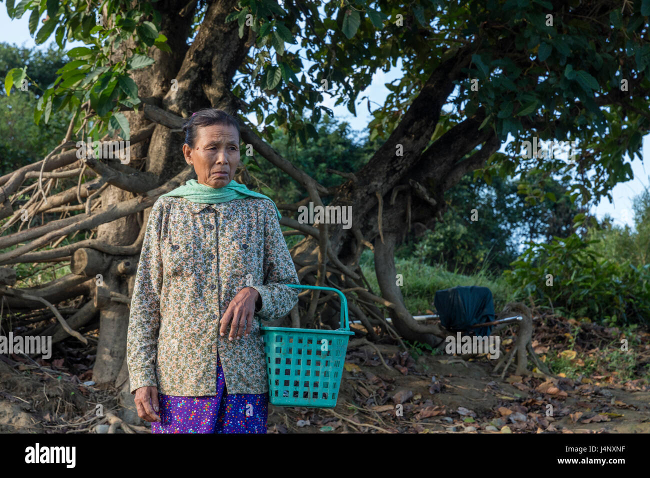 THANDWE, MYANMAR - Januar 5, 2017: Lokale Frau am Fluss in der Nähe von Ngapali Beach, Myanmar. Stockfoto