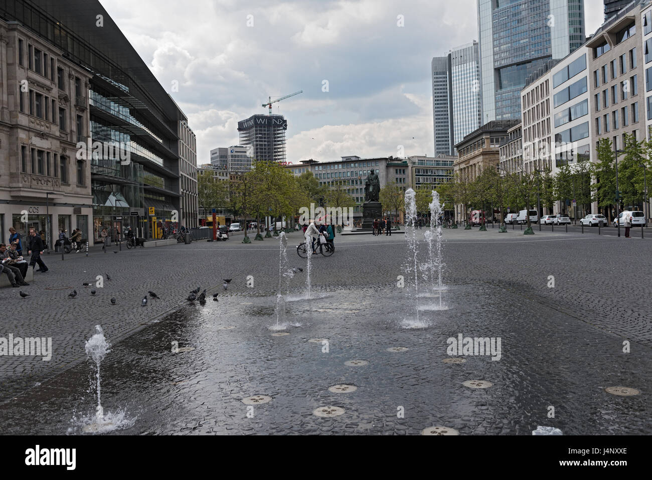 Das Goethe-Denkmal am Goetheplatz im Winter Frankfurt Stockfoto