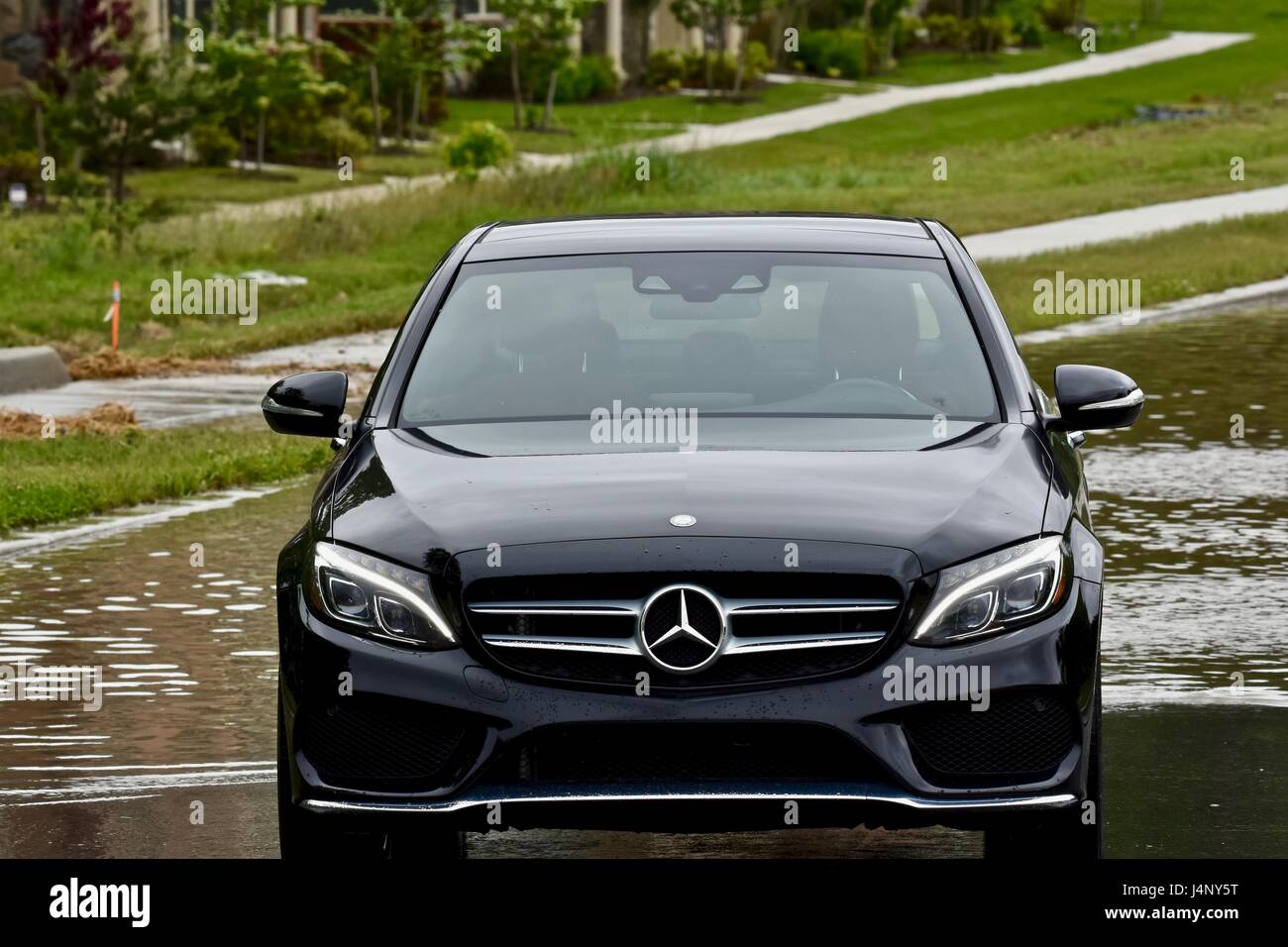 Schwarze Mercedes-benz auf einer überfluteten Straße geparkt  Stockfotografie - Alamy