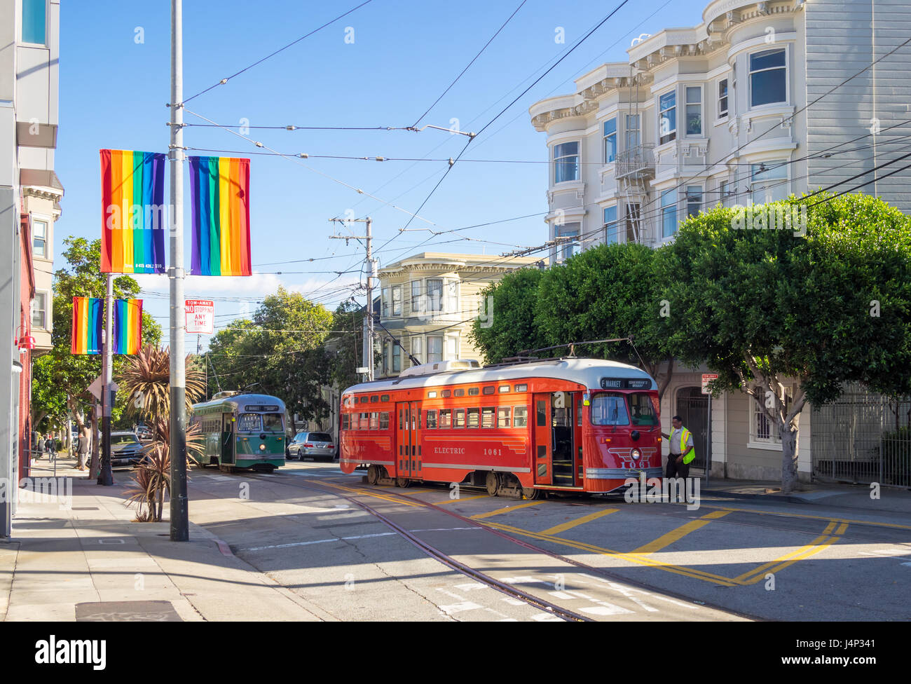 Vintage F-Linie Straßenbahnen auf 17th Street (17th Street Plaza) im Castro District von San Francisco, Kalifornien. Stockfoto