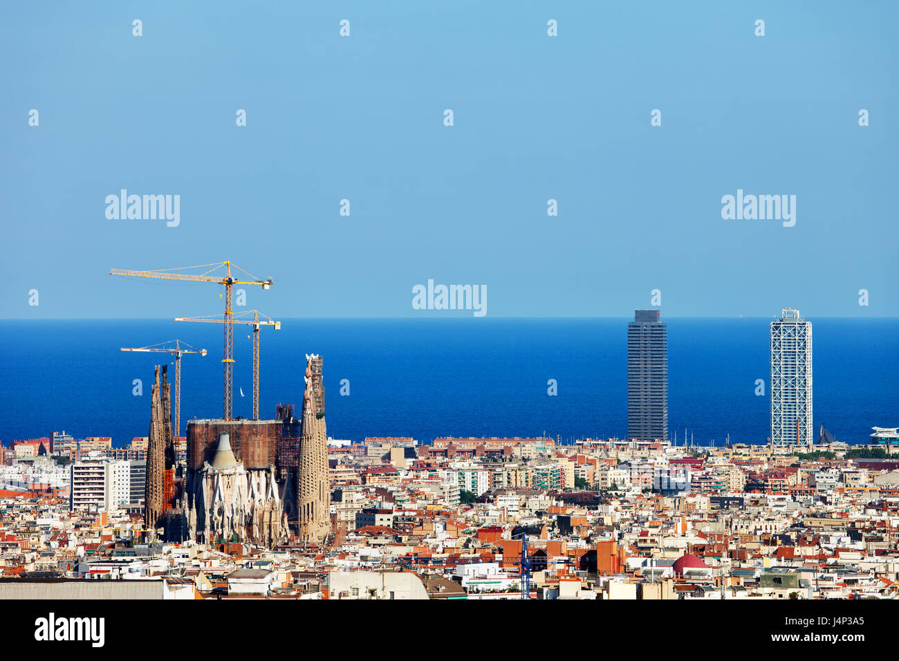 Stadtbild der Stadt Barcelona in Spanien, auf der linken Sagrada Familia, Horizont des Mittelmeers, erhöhte Vogelperspektive Ansicht von oben Stockfoto