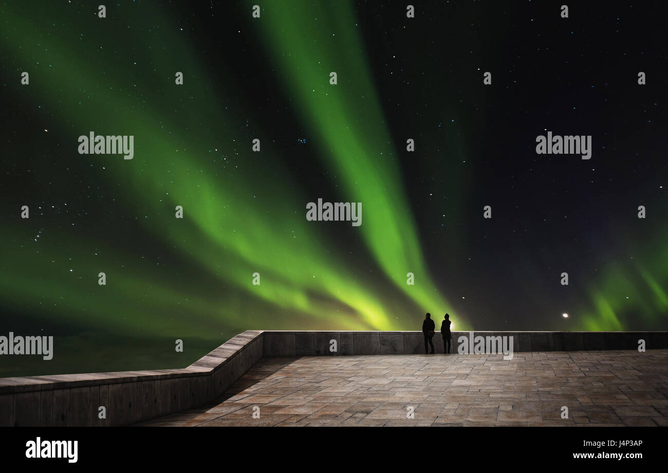 Angelegten Nordlicht in der Nacht mit paar schönen Himmel zu genießen Stockfoto