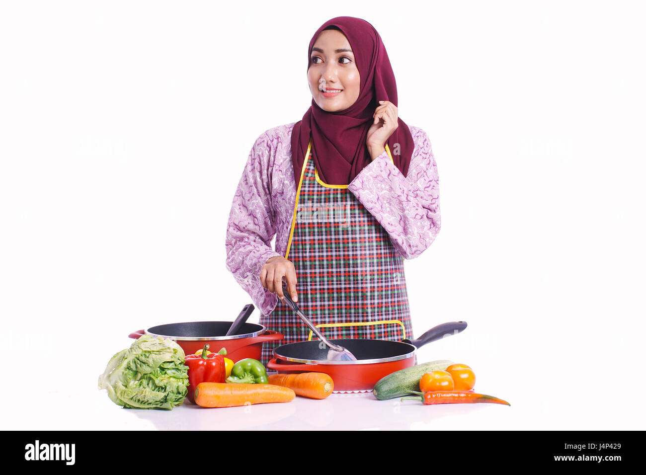 Hausfrau tragen eine Schürze fertig zu kochen für die Familie mit verschiedenen Körpersprache Ausdruck isoliert auf weißem Hintergrund - Küche, Lebensmittel Stockfoto