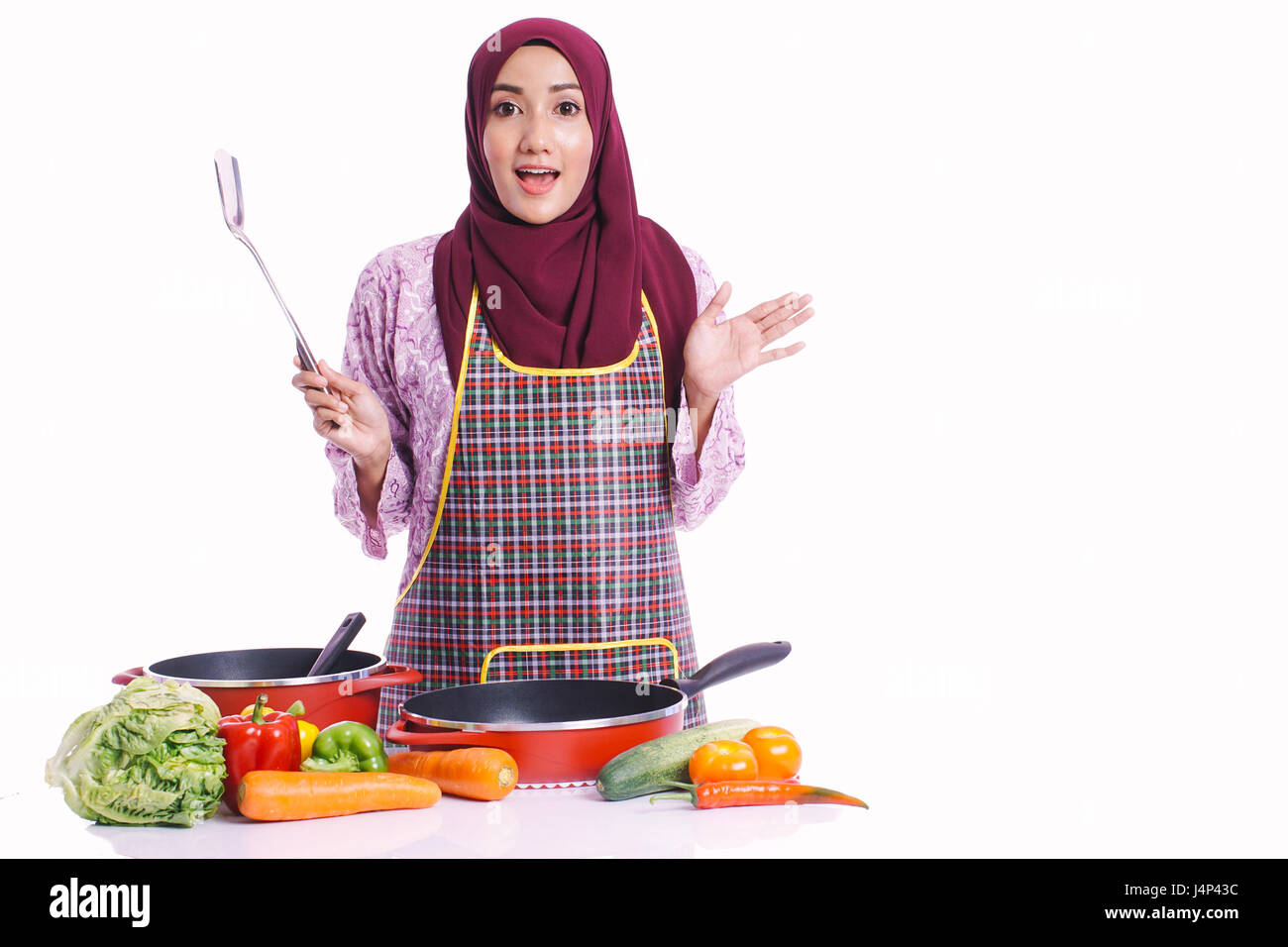 Hausfrau tragen eine Schürze fertig zu kochen für die Familie mit verschiedenen Körpersprache Ausdruck isoliert auf weißem Hintergrund - Küche, Lebensmittel Stockfoto