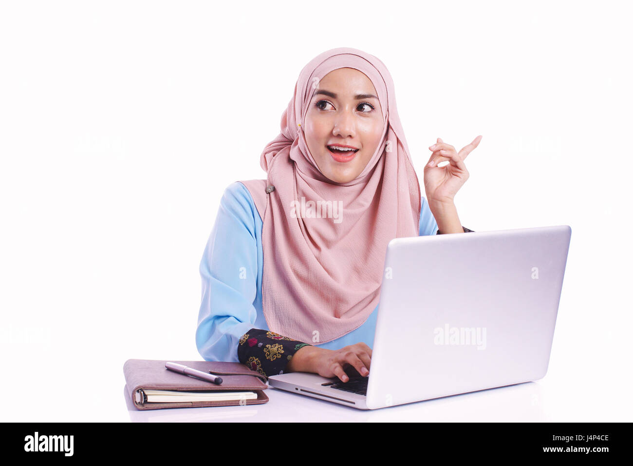 Hübsche Frau tragen Hijab vor Laptop Suche und Büroarbeit mit verschiedenen Gesichtsausdruck isoliert in weißem Hintergrund - Büro, busin Stockfoto