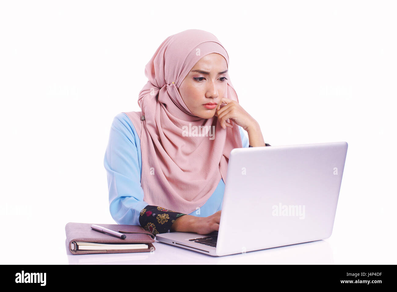 Hübsche Frau tragen Hijab vor Laptop Suche und Büroarbeit mit verschiedenen Gesichtsausdruck isoliert in weißem Hintergrund - Büro, busin Stockfoto