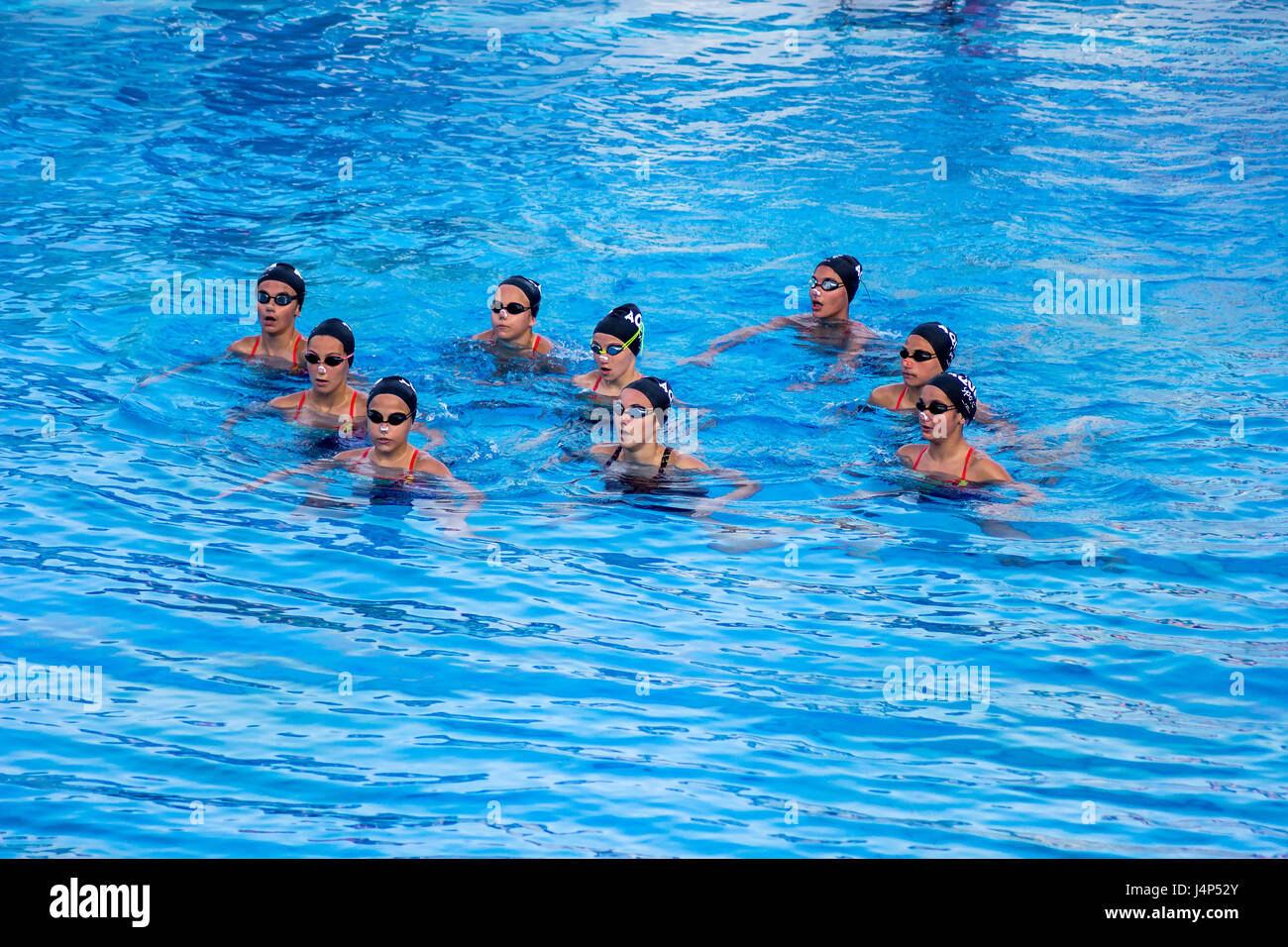 Varna Bulgarien bereitet 13. Mai 2017 die Kinder Team auf Synchronschwimmen für die Meisterschaft. Stockfoto