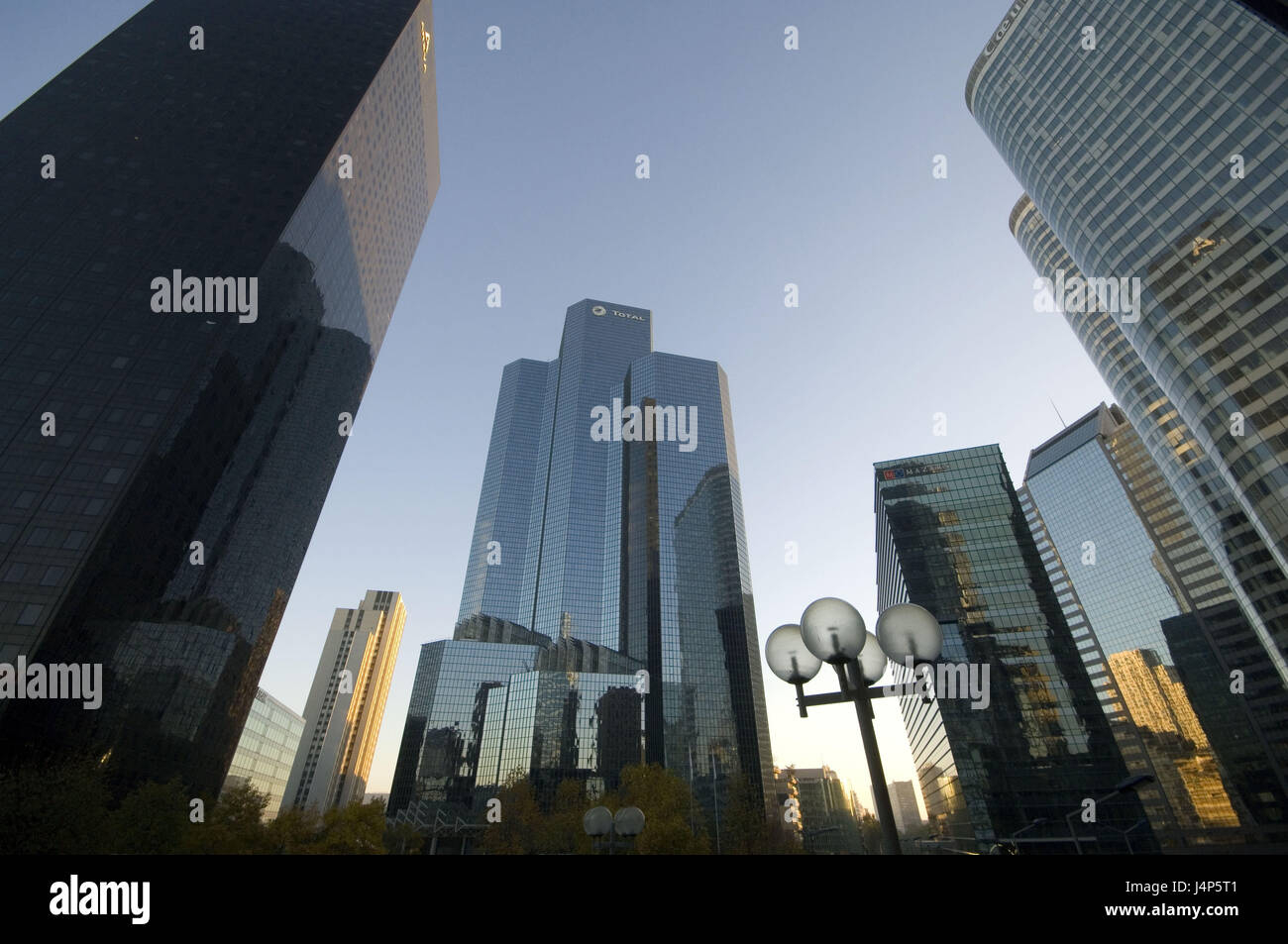 Frankreich, Paris, La Défense, Bürogebäude, von unten, Stockfoto