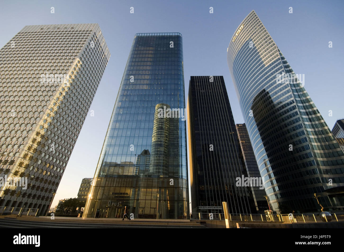 Frankreich, Paris, La Défense, Bürogebäude, von unten, Stockfoto