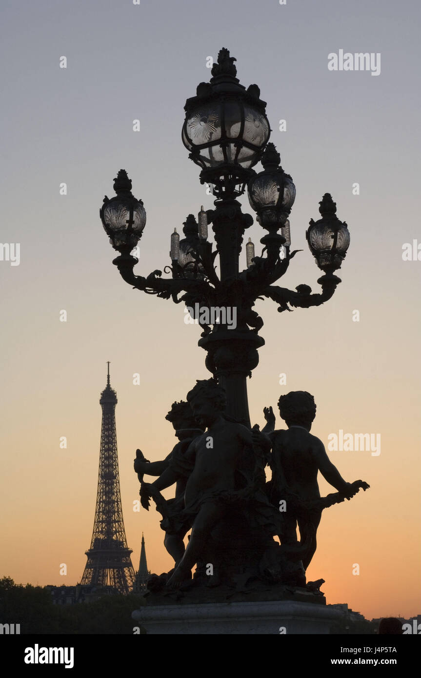 Frankreich, Paris, Eiffelturm, Pont Alexandre III Kandelaber, Abendlicht, Stockfoto