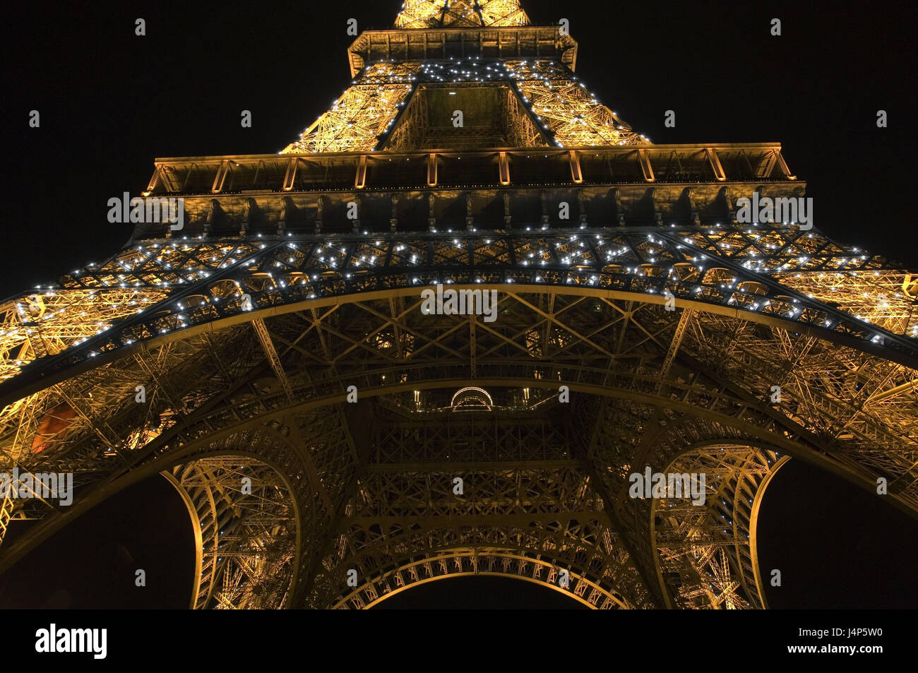 Frankreich, Paris, Eiffelturm, Beleuchtung, Dämmerung, von unten, Stockfoto