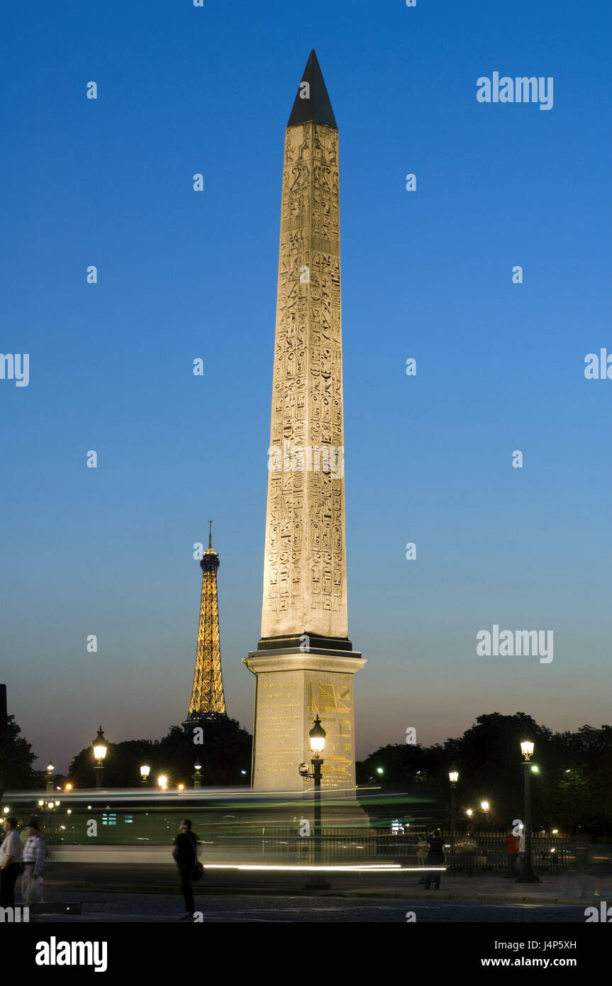 Frankreich, Paris, Place De La Concorde, Obelisk, Eiffelturm, Beleuchtung, Dämmerung, Stockfoto