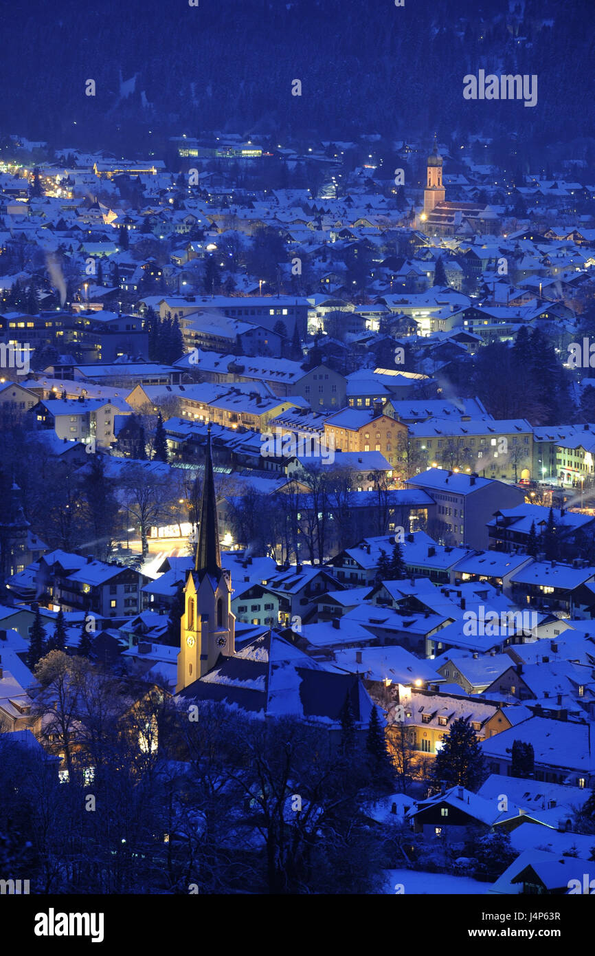 Deutschland, Bayern, Garmisch-Partenkirchen, lokale Übersicht, Nacht, Winter, Stockfoto