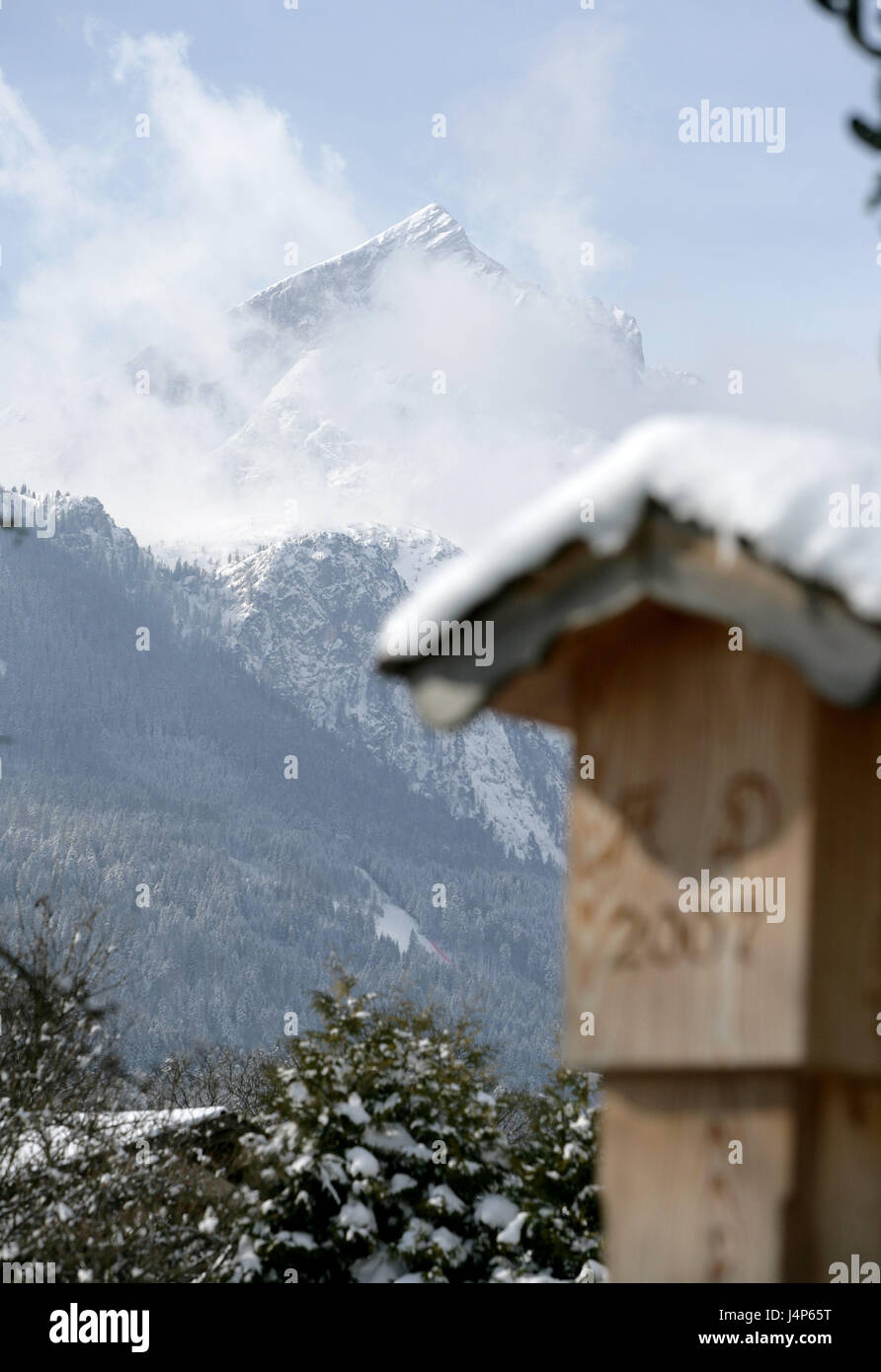 Deutschland, Bayern, Garmisch-Partenkirchen, Holzbrunnen, Detail, anzeigen, Alpspitze, winter, Werdenfels, Oberbayern, Süddeutschland, Stadt, gut, Holzarbeiten, jährliche Zahl im Jahr 2007, verschneite, verschneiten, Saison, Ort von Interesse, Reiseziel, Tourismus, Berge, Zugspitze-Massivs, schöne Wolken, Stockfoto