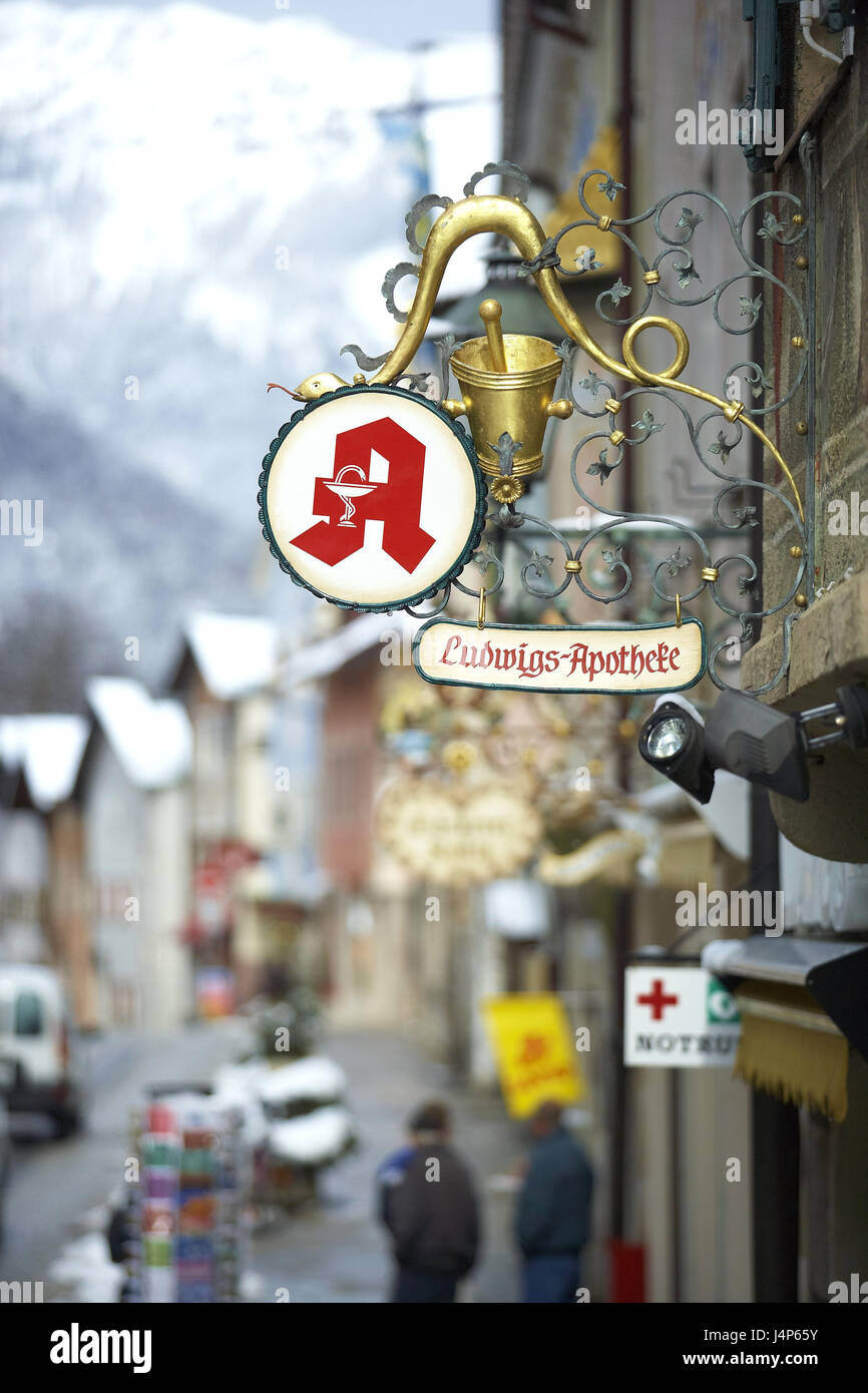 Deutschland, Bayern, Garmisch-Partenkirchen, Ludwigstraße, Apotheke Shop Kind, Winter, Süddeutschland, Werdenfels, Upper Bavaria, Stadt, Häuser, Wohnhäuser, Terrasse, Ludwig Apotheke, Apotheke, Gilde Zeichen, Schilder, Anmeldung, Informationen, Saison, Ort von Interesse, Reiseziel, Tourismus, Stockfoto