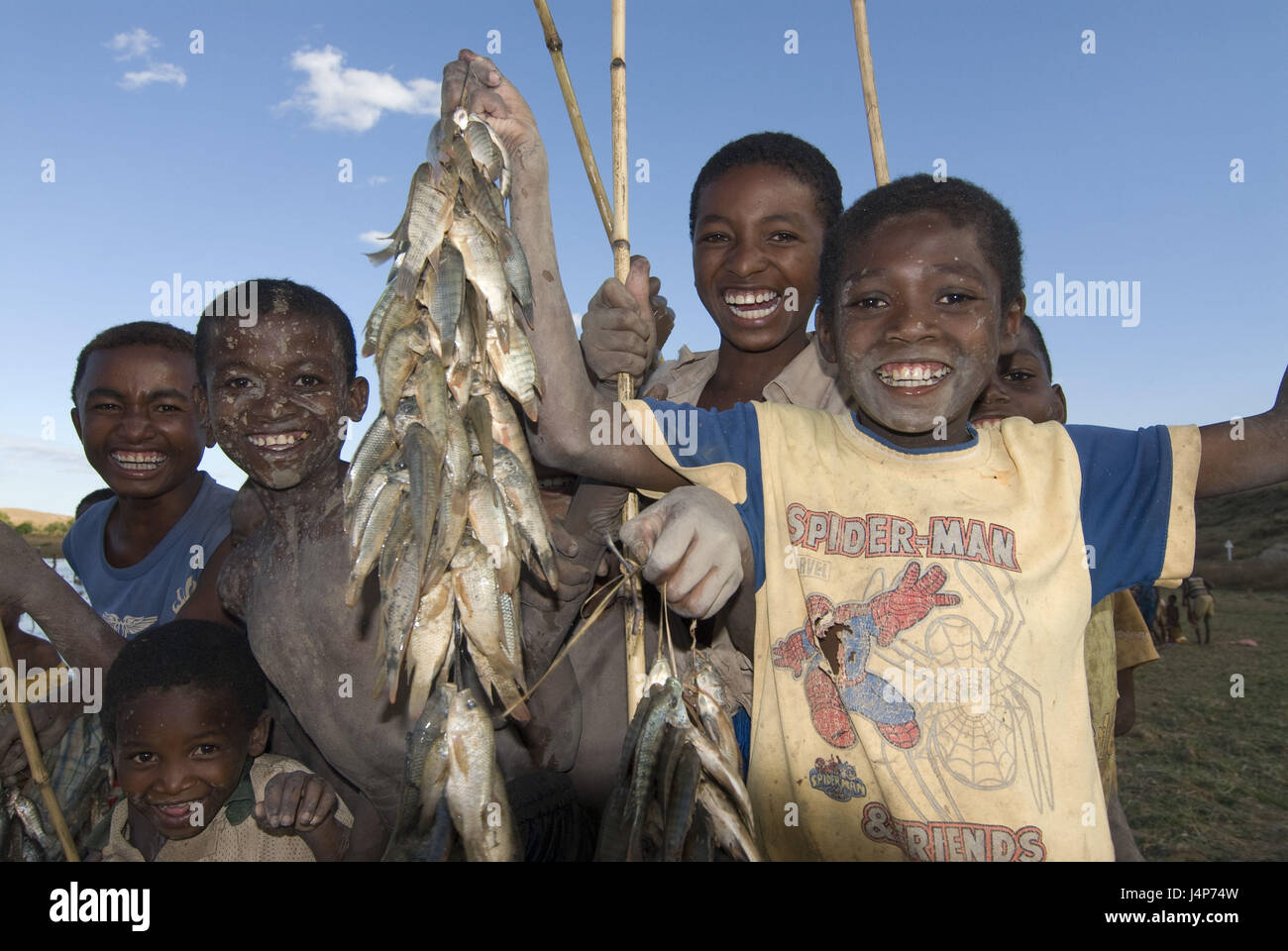 Madagaskar, Ankarana National Park, Kinder, glücklich, stolz, Fischen, show, kein Model-Release Stockfoto