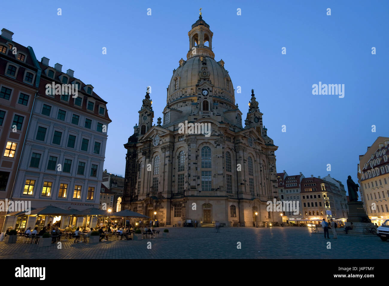 Deutschland, Sachsen, Dresden, Altstadt, neuer Markt, Frauenkirche, Straßencafés, Dämmerung, Stockfoto