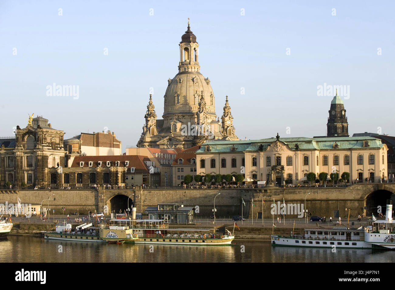 Deutschland, Sachsen, Dresden, Altstadt, Frauenkirche, Elbe, Urlaub Schiffe, Stockfoto