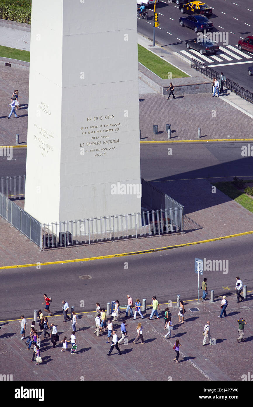 Argentinien, Buenos Aires, Avenida 9 de Julio, Obelisk, Passanten, Stockfoto