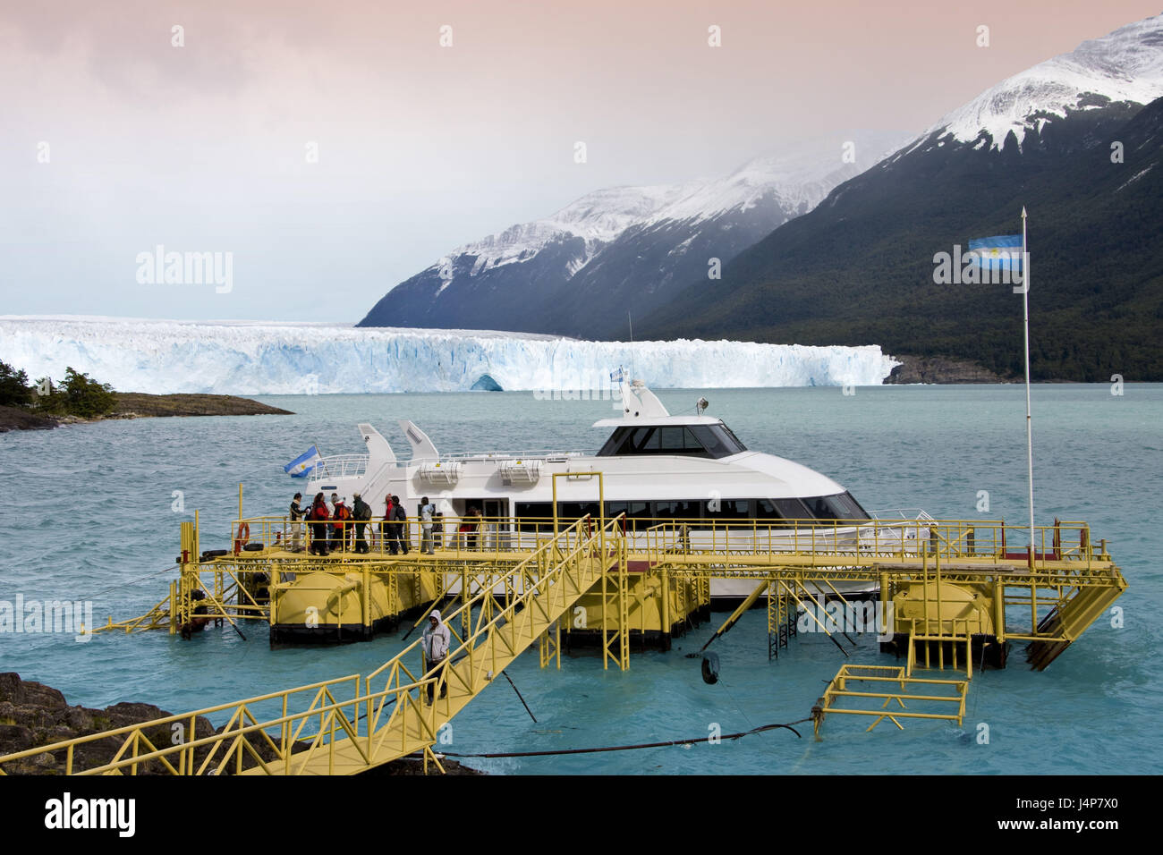 Argentinien, Patagonien, Lago Argentino, Glaciar Perito Moreno, Brücke, touristischen Boot, Tourist, kein Model-Release, Stockfoto