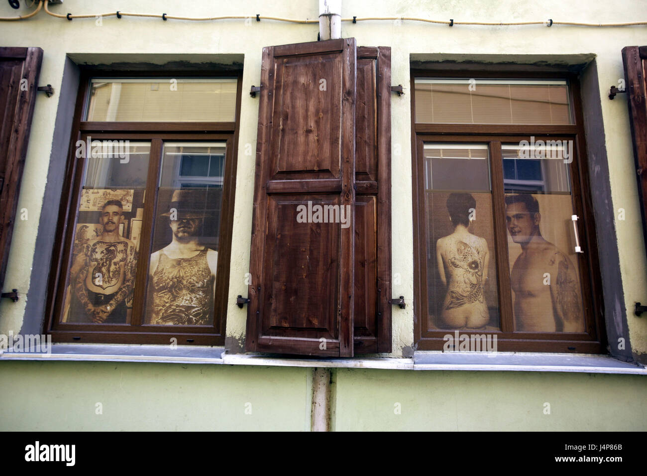 Litauen, Vilnius, Old Town, Tattoo-Studio, Schaufenster, Stockfoto