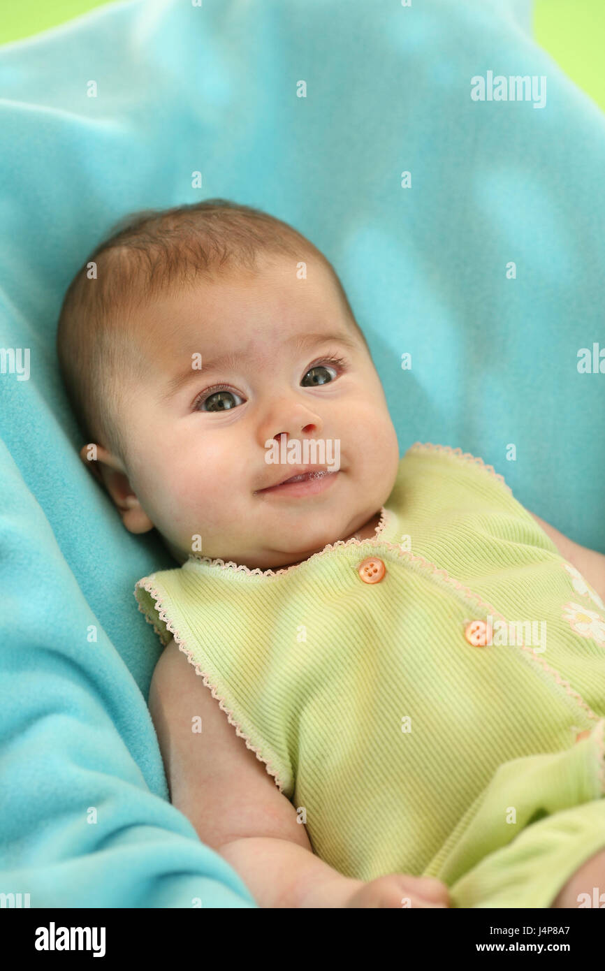 Baby, 2 Monate, Sitz Peel, Porträt, Modell veröffentlicht, Menschen, Kind, Baby, Kleider, dunkelhaarige, Indoor, Mädchen, Position zurück, siehe, da sitzen, Kindersitz, Mützen, Baby Portrait Stockfoto