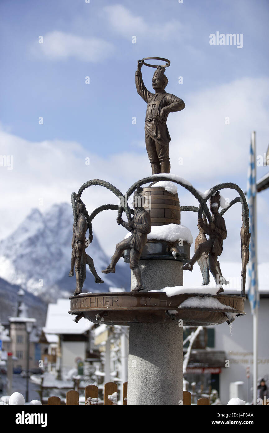 Deutschland, Bayern, Garmisch-Partenkirchen, Ludwigstraße, Coopers Brunnen, Winter, Süddeutschland, Werdenfels, Upper Bavaria, Stadt, Brunnen, gut Zeichen, Bronze Figuren, Coopers Tanz, verschneite, verschneiten, Saison, Ort von Interesse, Reiseziel, Tourismus, Stockfoto