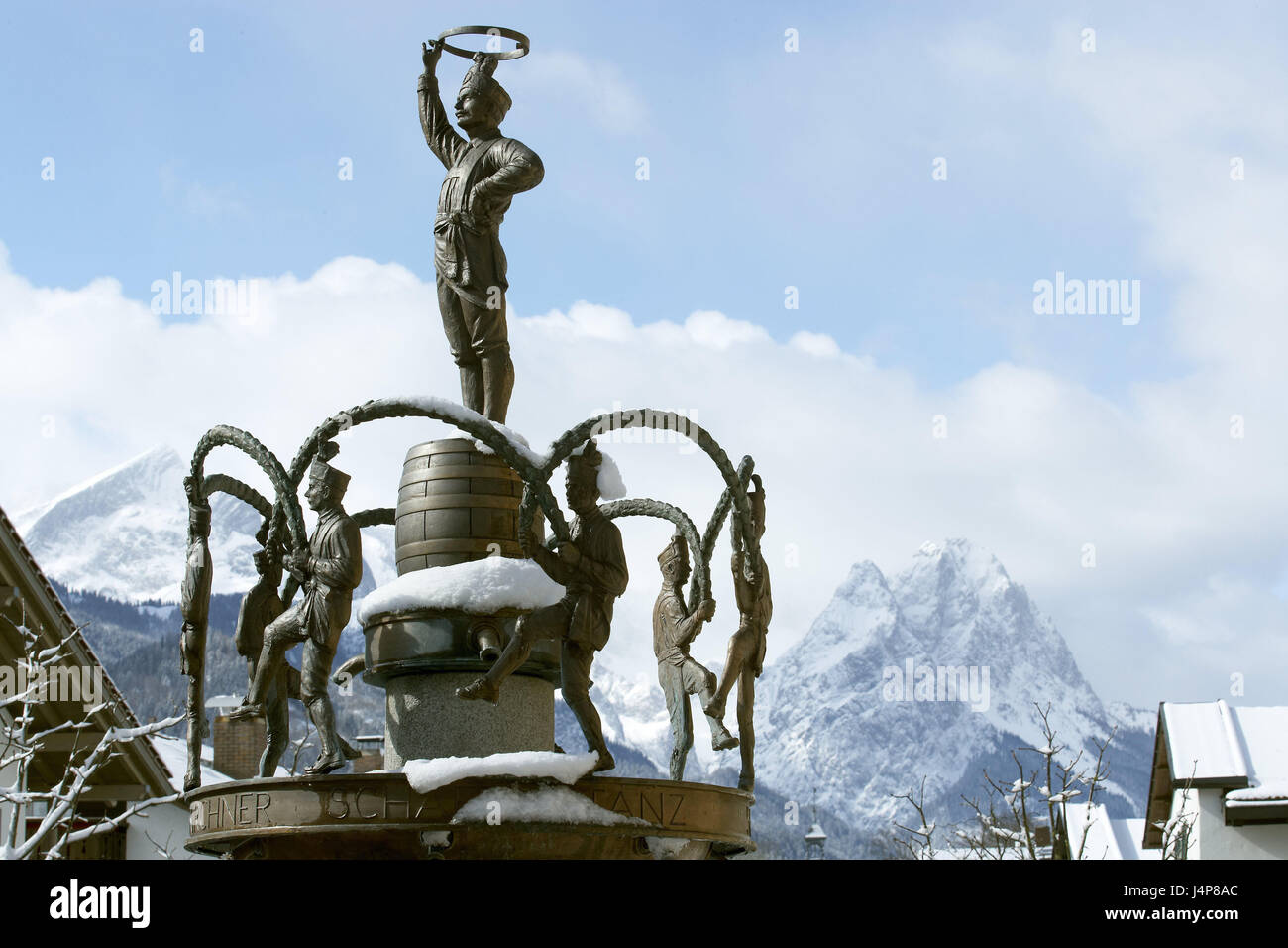 Deutschland, Bayern, Garmisch-Partenkirchen, Ludwigstraße, Coopers Brunnen, Winter, Süddeutschland, Werdenfels, Upper Bavaria, Stadt, Brunnen, gut Zeichen, Bronze Figuren, Coopers Tanz, verschneite, verschneiten, Saison, Ort von Interesse, Reiseziel, Tourismus, Stockfoto