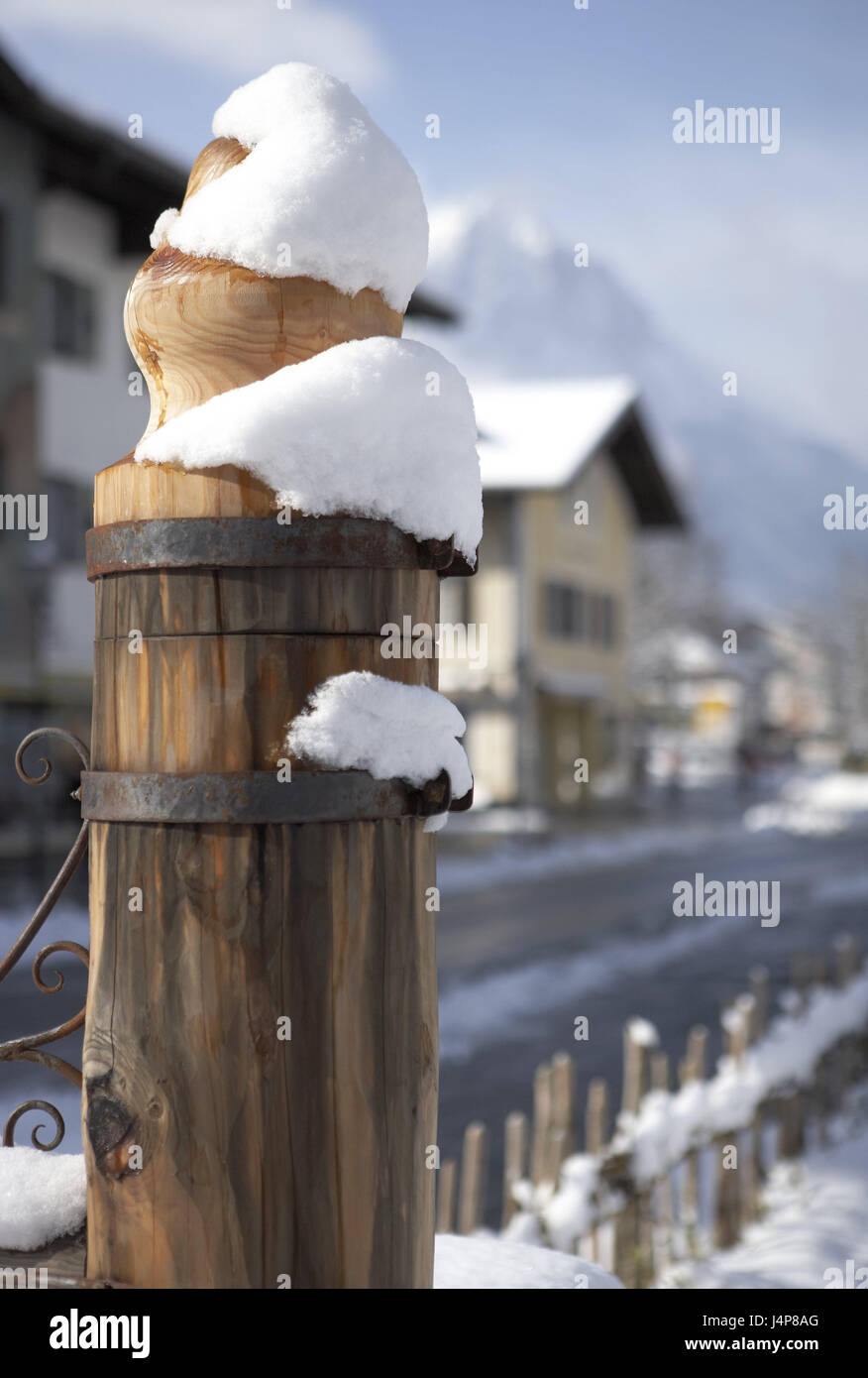 Deutschland, Bayern, Garmisch-Partenkirchen, am Straßenrand, hölzerne Brunnen, Detail, Winter, Werdenfels, Oberbayern, Süddeutschland, Stadt, gut, verschneite, verschneiten, Saison, Ort von Interesse, Reiseziel, Tourismus, Häuser, Wohn Häuser, niemand, Stockfoto
