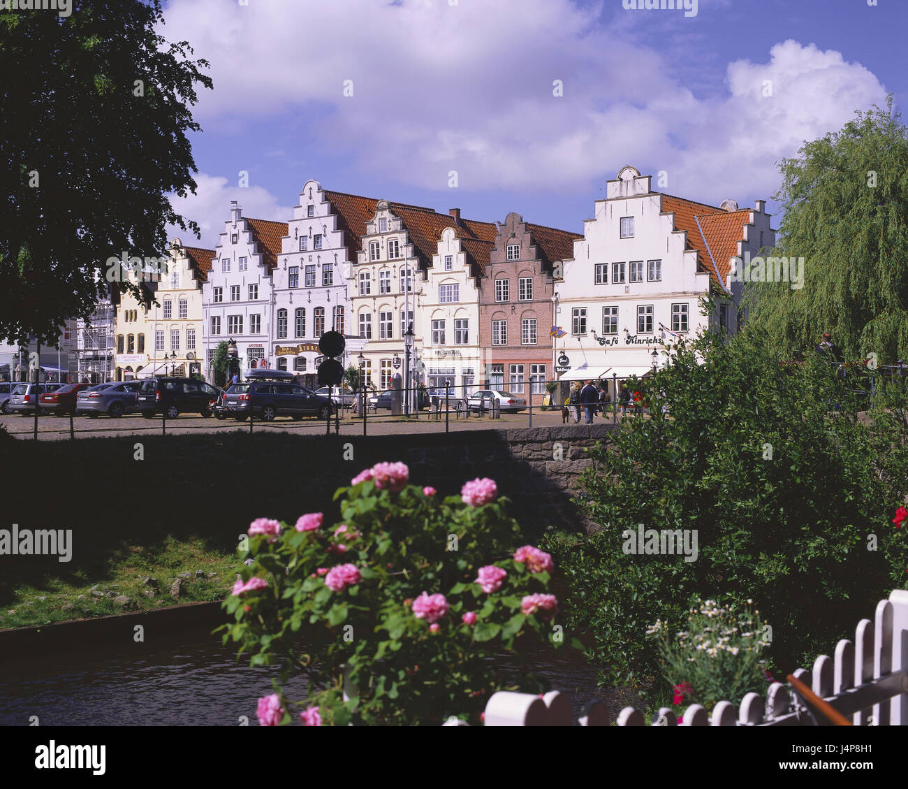 Deutschland, Schleswig - Holstein, Friedrich Stadt, Marktplatz, Giebelhäuser, Norddeutschland, Stadt, Ort von Interesse, Reiseziel, Tourismus, Gebäude, Strukturen, Häuser, Architektur, Fassaden, Schritt Giebel, Treppen Giebeln, draußen, menschenleer, Blumen, Stockfoto