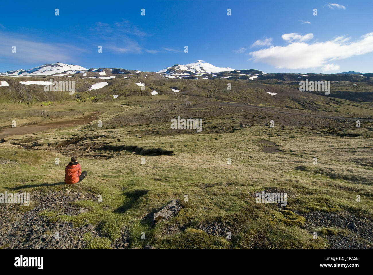Berglandschaft, Tourist, Sit, Rückansicht, Snaefellsjökull Nationalpark, Island, Modell veröffentlicht, Stockfoto