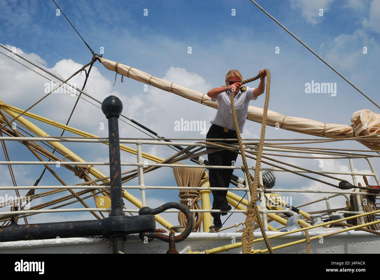 Deutschland, Mecklenburg-Vorpommern, Rostock, Teil der Stadt, Warnemünde, Hansesail, Matrose auf norwegischen voll Schiff "Sörlandet", Stockfoto