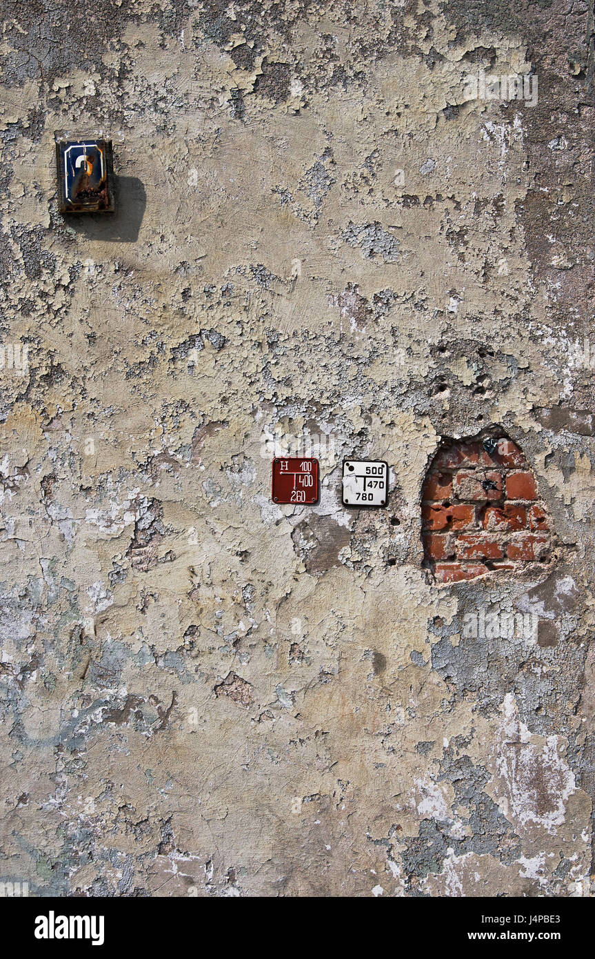 Fassade des Hauses, Detail, Hausnummer, Schilder, Straßen Installationen, Stockfoto