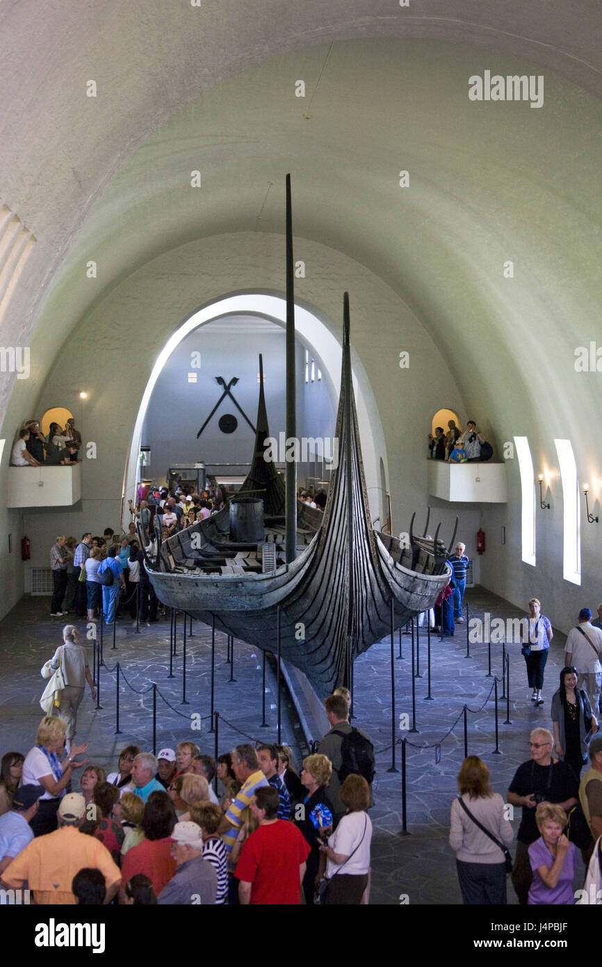 Norwegen, Oslo, Bygdoy, Viking ship Museum, Probe nicht zum Verkauf, Besucher, Stockfoto