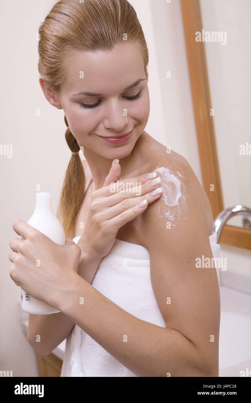 Bäder, Frau, jung, Schulter, Creme, Lächeln, Modell veröffentlicht, Stockfoto