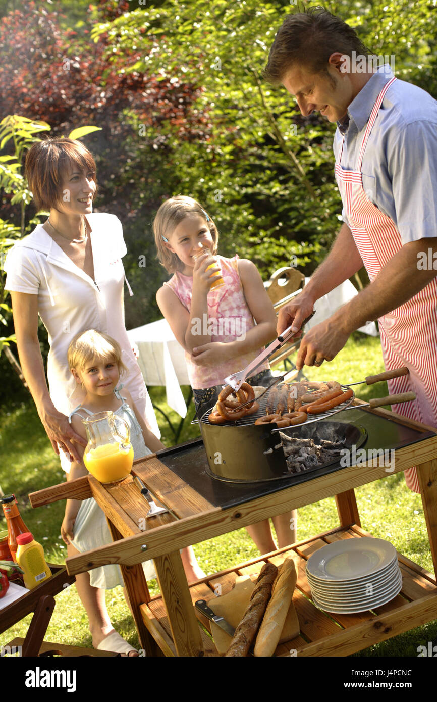 Familie mit dem Grill im Garten, Modell freigegeben, Stockfoto