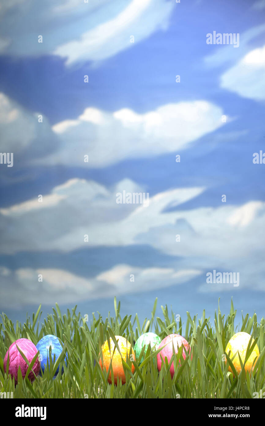 Gefärbten Eiern, Wiese, Himmel, Wolken, Stockfoto