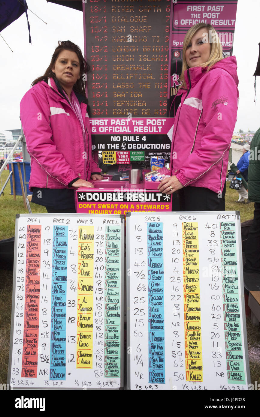 Großbritannien, England, London, Epsom Derby, Pferderennen, beendet die Annahme, Frauen, kein Model-Release Stockfoto