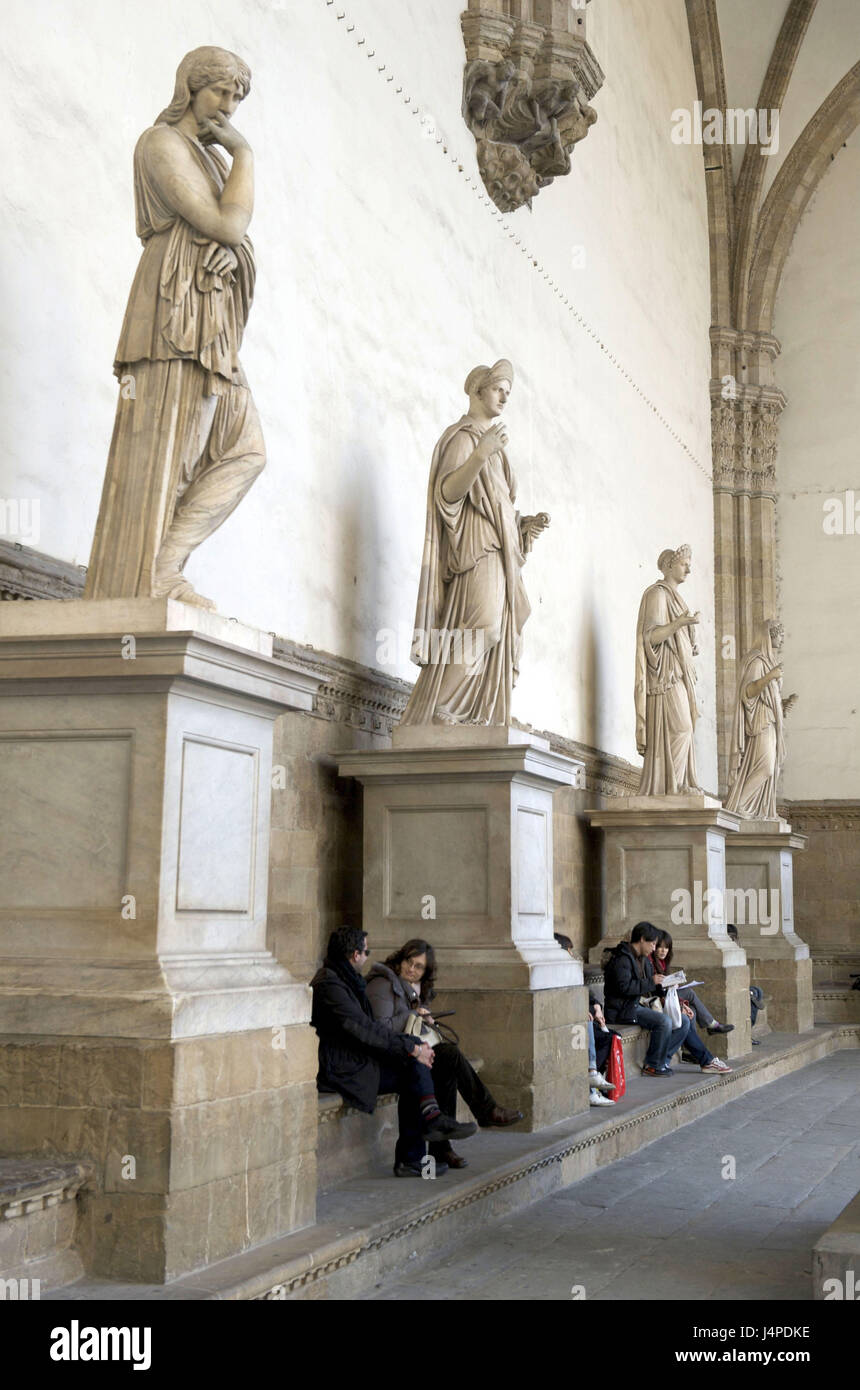 Italien, Toskana, Florenz, Loggia dei Lanzi, Piazza della Signoria, Statuen, Touristen, kein Model-Release Stockfoto