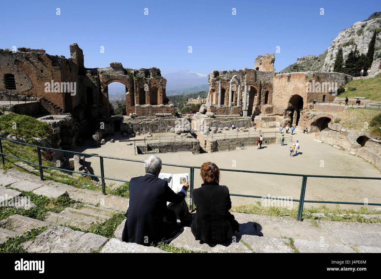 Italien, Sizilien, Taormina, griechische Amphitheater, Tourist, kein Model-Release Stockfoto