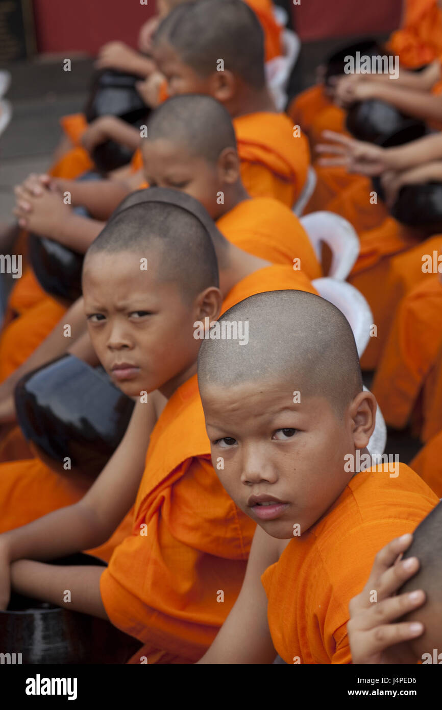 Thailand, Ayutthaya, Geschichtspark Ayutthaya, Mönche, sitzen, Beitrag Schalen, betteln, Stockfoto