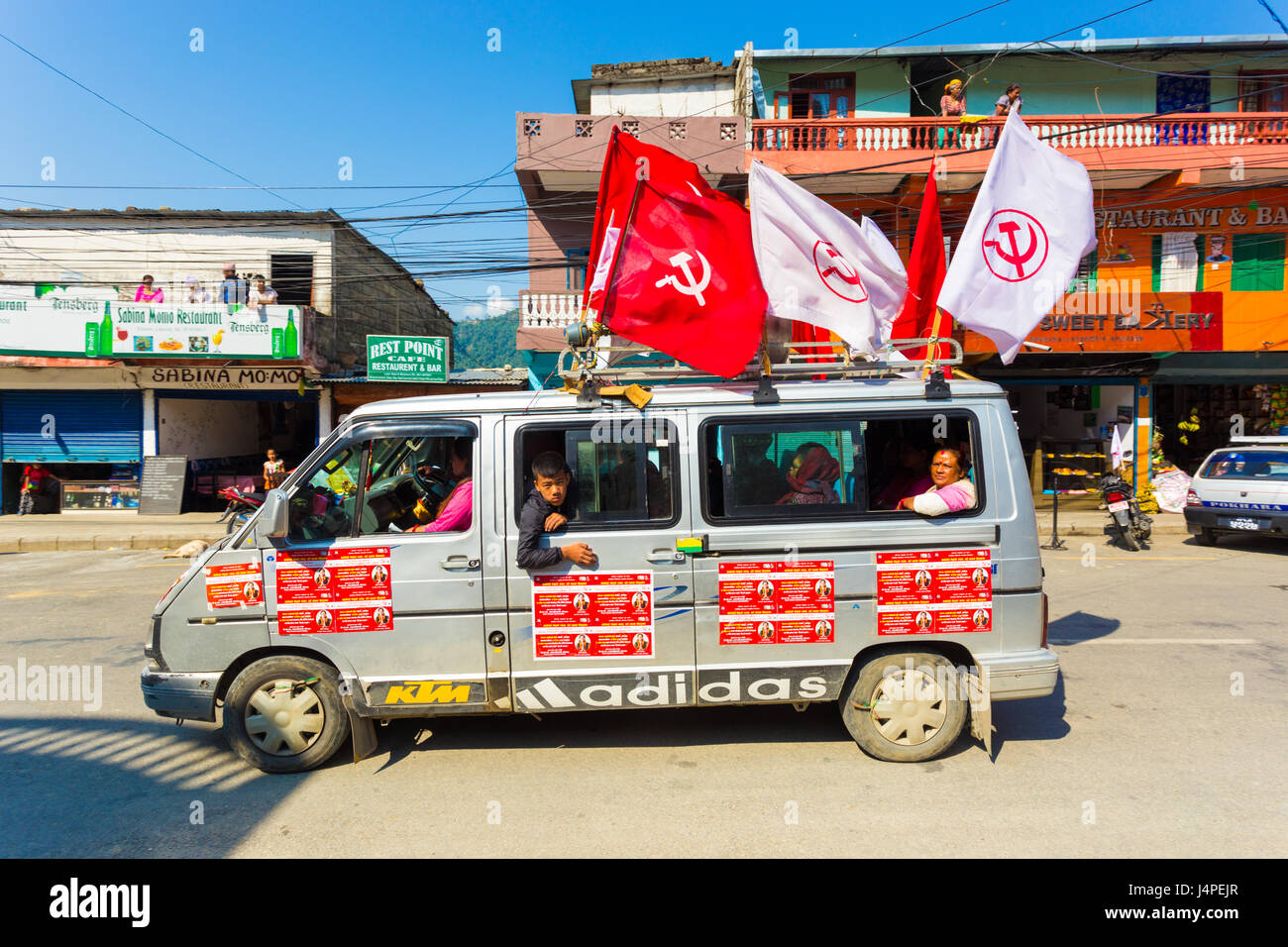 Pokhara, Nepal - 11. Mai 2017: Maoistischen Kommunistischen Partei Anhänger wehende Fahnen und Reiten Transporter während der Kampagne für die nationalen Wahlen 2017 Stockfoto