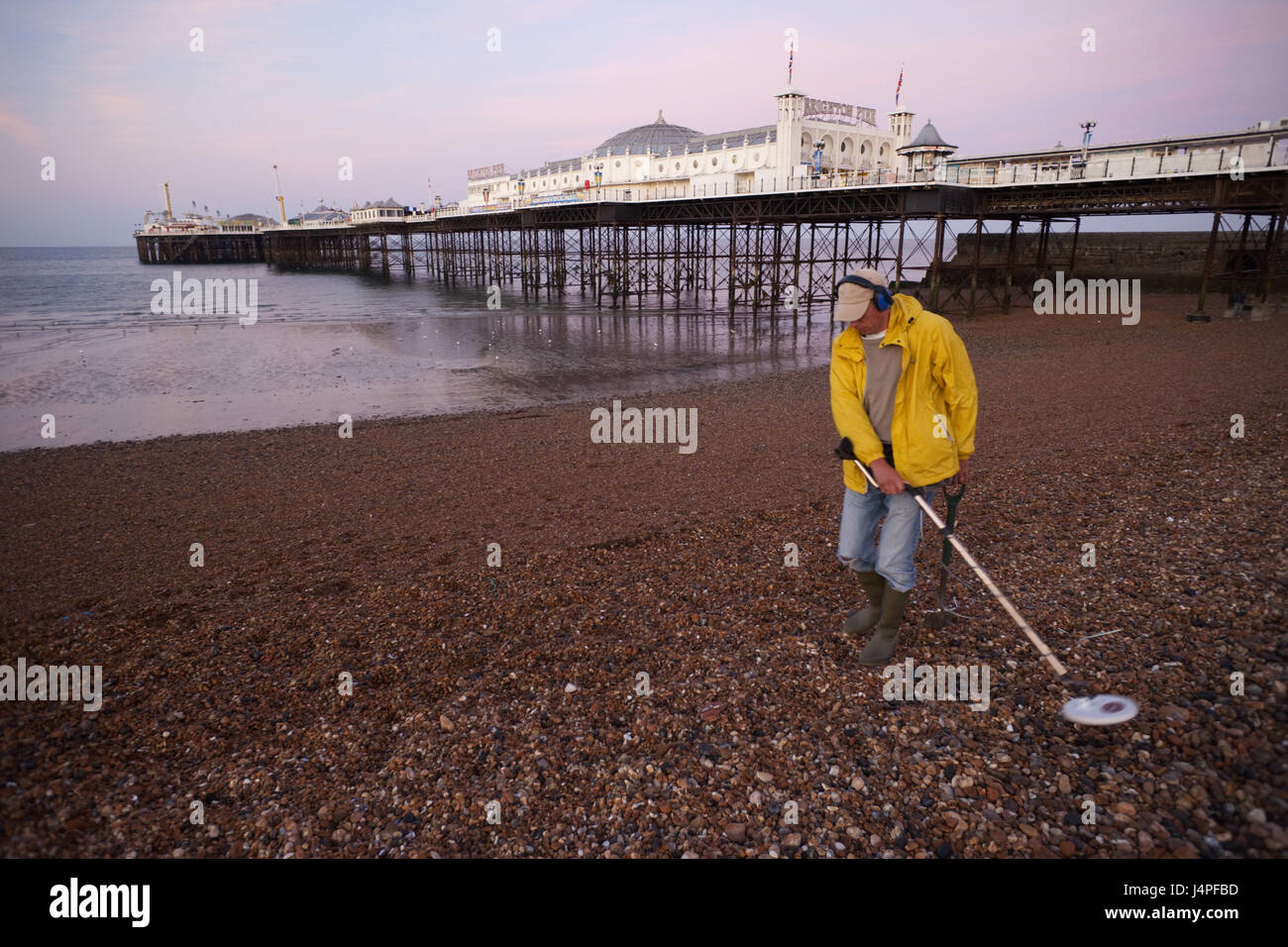 Großbritannien, England, Sussex, Brighton, Pier, Strand, Mann, Metalldetektor, kein Model-Release, Stockfoto