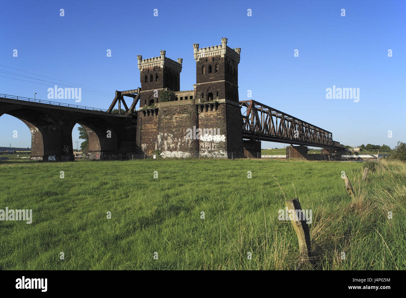 Deutschland, Duisburg, Rhein, Ruhr Gebiet, North Rhine-Westphalia, Deutschland, Duisburg-Rheinhausen, Duisburg-High-Level-Bereich, Duisburg-Hochfelder Eisenbahnbrücke Rheinbrücke zwischen Rheinhausen und High-Level Bereich Brücke Türme, Brückenköpfe, Stockfoto