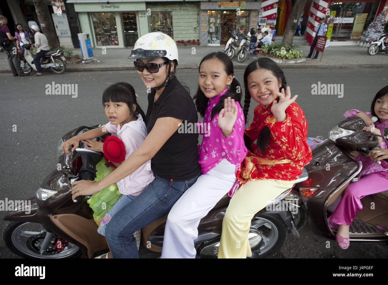 Vietnam, Ho-Chi-Minh-Stadt, Motorrad, Verkehr, Frau, Kinder, Welle, kein Model-Release, Stockfoto