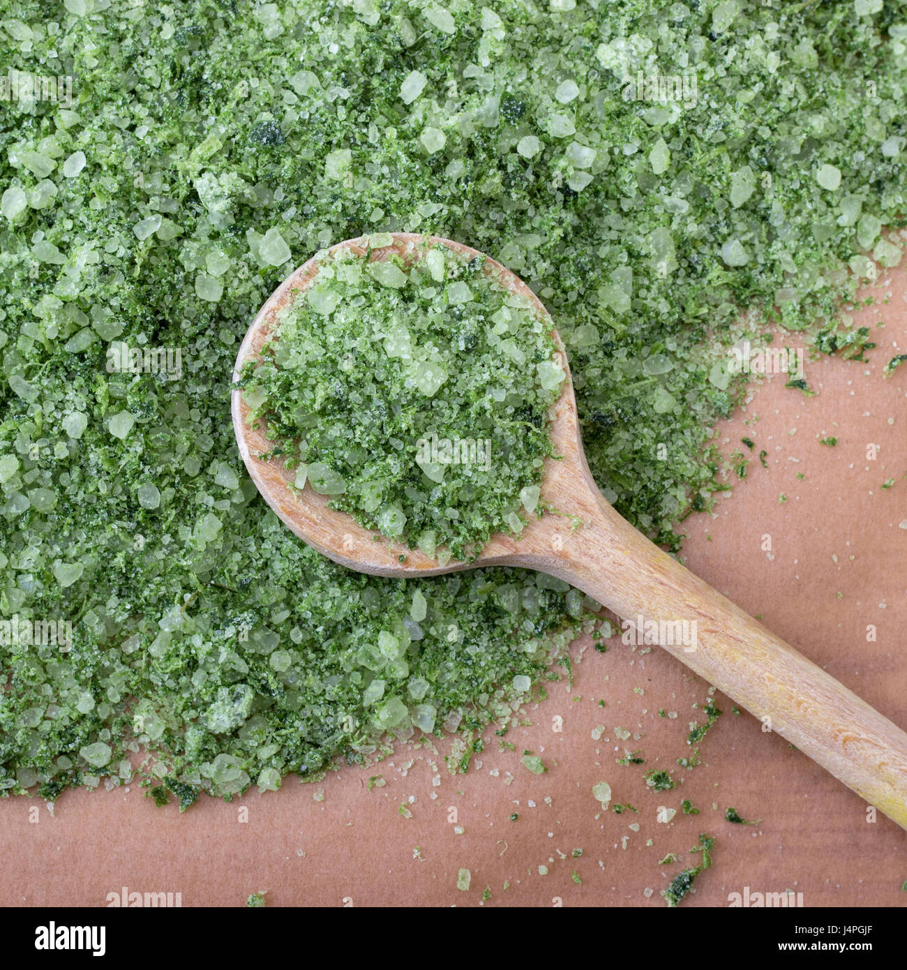 Grüne Kräuter Salz aus Bärlauch und Holzlöffel Stockfoto