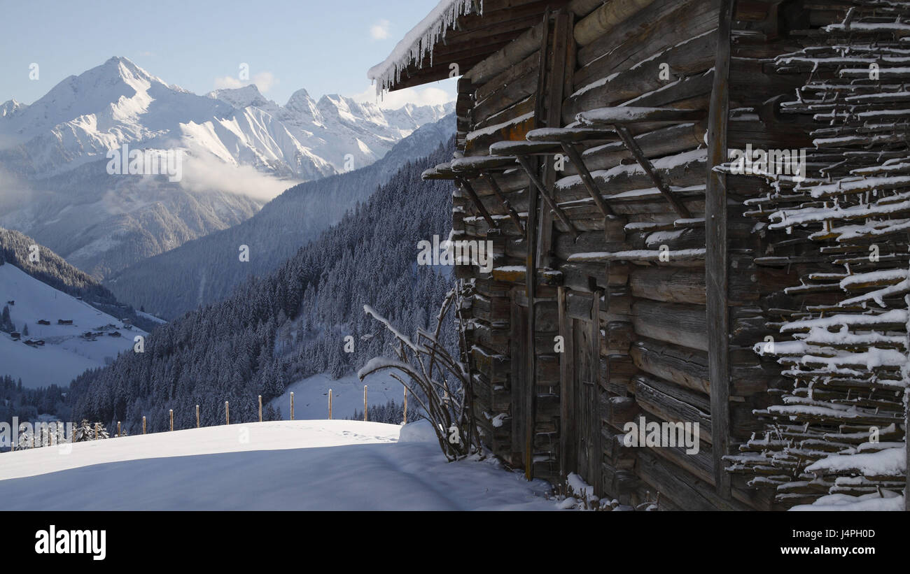 Heu-Scheune, Holzarbeiten, Stahlwerke, Berg, Tal, tief verschneiten Bergpanorama, Winterlandschaft, Österreich, Tirol, Zillertal, Tux, Laner, Bach Stockfoto