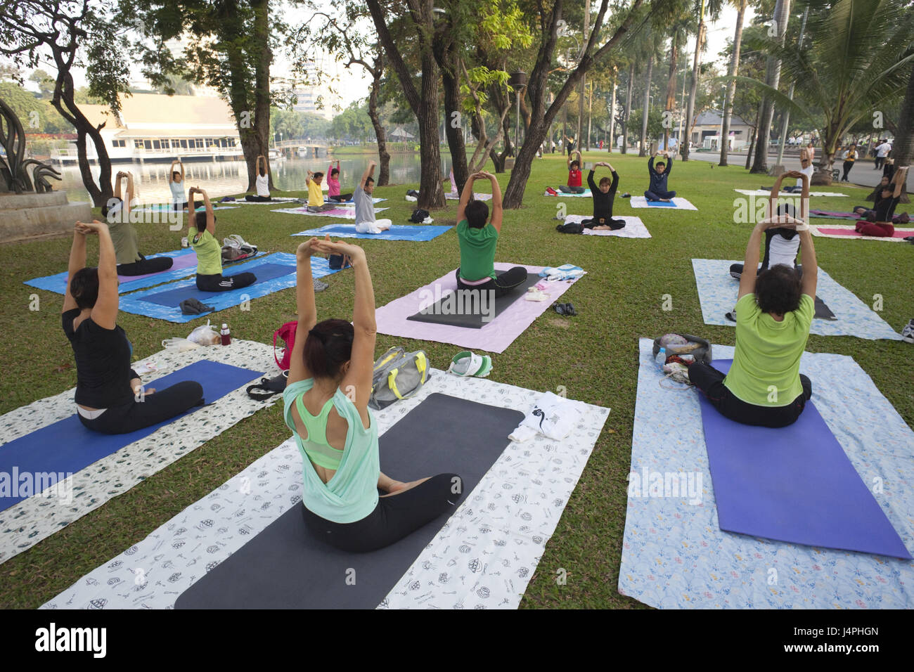 Thailand, Bangkok, Lumphini Park, Person, Yoga-Übungen, Stockfoto
