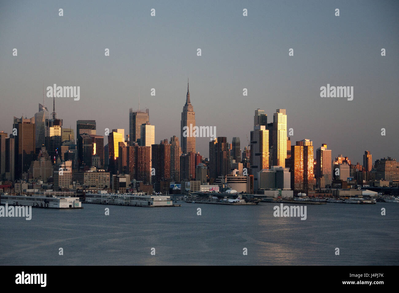USA, New York City, Panorama, Midtown Manhattan, Skyline, Hudson River, Abendlicht, Stockfoto