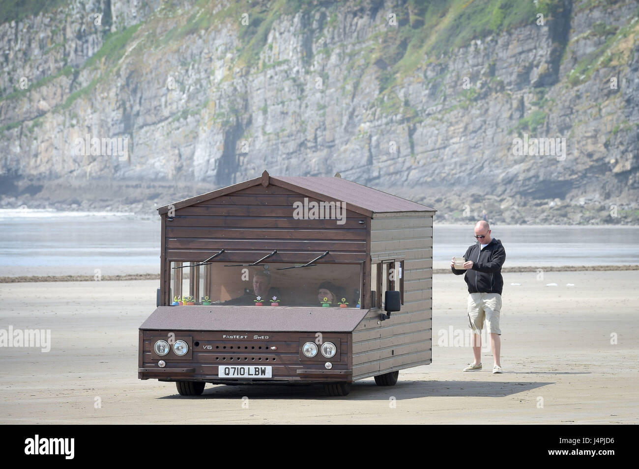 Kevin Nicks, aus Oxford, treibt seine "schnellste Schuppen", wie er auf die Straightliners "Top Speed kommt" Event im Pendine Sands, Wales, wo Reiter und Fahrer für Top konkurrieren-Geschwindigkeiten über eine gemessene Meile am Strand. Stockfoto